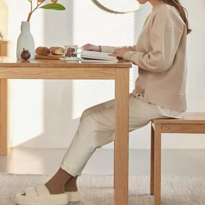 The bottom of the skirt is about 67cm high from the ground, which is ergonomic. The space under the table is free and spacious, and the dining chair can be freely placed