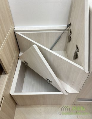 This corner of the staircase cabinet can be opened storage, small toys, small tools into the most suitable but, or put small socks or hats is also good.