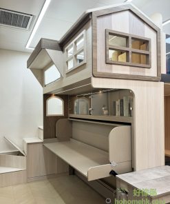 自然木系屋仔床連鋼琴床,上下都是單人床,上層有屋頂造型兼有圍欄小書枱,下層配合可變形的鋼琴床,既有一張可坐兩個人的大書枱,又可以翻出一張單人床,一間房有兩張床,還有大書枱,兩兄弟姊妹都夠用,不用爭來爭去了。