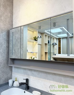 The light of the mirror cabinet is equipped with an independent switch, which can be manually controlled at any time, and the flexibility is higher.