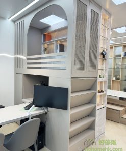 越來越多家庭需要訂造一個工人床櫃,以應付請工人姐姐的需要。這組工人床櫃以上床下櫃的方式,做到間房與儲物的效果,還可以加上書枱設計,增加一個在家辦公的空間。