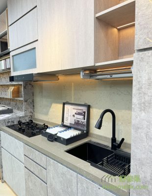 The whole set of C-shaped kitchen cabinets is about 8 feet long and is suitable for many kitchen cabinets in Hong Kong.