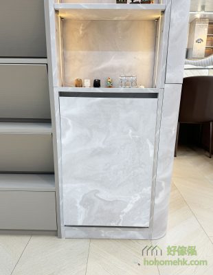 There is an ultra-compact folding table under the jewelry cabinet, which uses the same color as the cabinet body. It is as natural as the cabinet door, and it does not waste any space when it is put away.