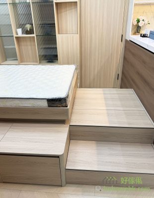 The floor at the end of the bed is designed for use in many bedrooms with work platforms. In addition, the floor also hides an electric lifting table, which can be raised at any time to work without any problem.