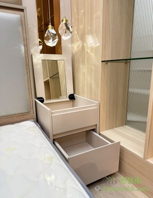 Both the dressing table and the bedside table, the mirror is hidden in the open board, and the mirror can be covered up on weekdays to keep clean, but also to avoid the feng shui custom of bedrooms with mirrors.