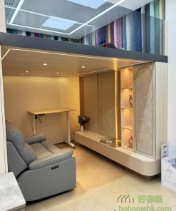 閣樓下層其中一面,做了一整組的電視櫃,以簡約為主,用了近年很流行的懸空地櫃的設計,做了幾個櫃桶方便儲物,又不會造成過多的壓迫感。另外,留了一半的牆面寬度放電視,另外一半就做了飾物櫃和一列儲物櫃。