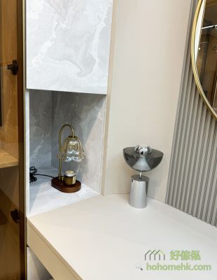 The tall bottle can be placed in the open compartment, or the aromatherapy and wax melting lamp can be placed.