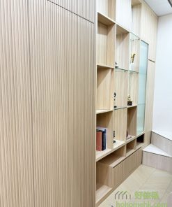 間房要間得夠精緻,又實用,來看看這種條子隱形門配上雙面飾櫃的訂造組合吧。