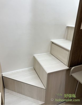 If the room is a little smaller and we want to make the stair cabinet as much as possible, one of the ways is to use the corner position to divide the first level into two levels with an oblique design, so as to save space and make good use of every inch of space.