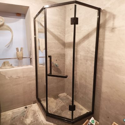 Diamond shaped shower screen