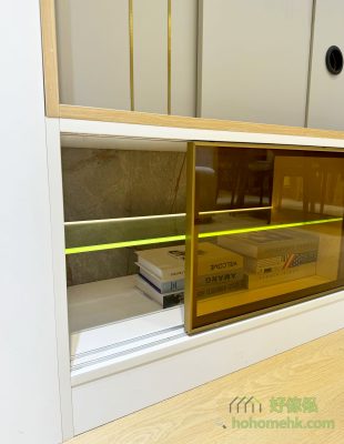 The LED light strip behind the glass laminate is added, which cleverly makes the glass laminate seem to glow, adding a touch of low-key luxury to the glass cabinet.