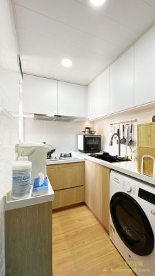 Because the customer will store the washing machine in the kitchen cabinet, the washing machine position is arranged on the same side with the zinc tray, and the height of the cabinet is made to reduce the "fall" of the floor cabinet, which affects the appearance, and the height difference of the floor cabinet is more convenient for cleaning.