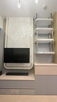 The TV cabinet is integrated into the cabinet, shelf and cabinet bucket with different functions, which is visually uniform and comfortable, and can also meet the needs of guests!