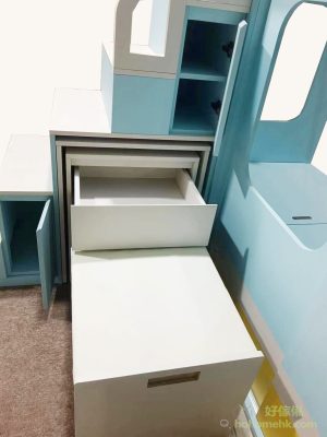 There is also a small movable desk and seat hidden in the stair cabinet, which can be pulled out when children need to use, and can be collected in the stair cabinet when not in use. This design can keep the activity space of the bedroom spacious.