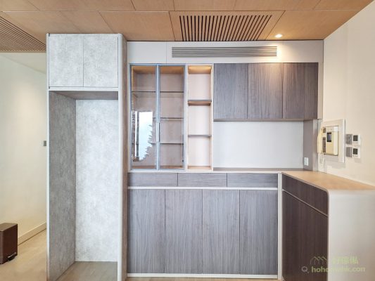 The whole group of lockers used three colors of plates, two light colors and one dark color, the proportion is appropriate, so that the cabinet will not be rigid and monotonous, but not cumbersome.