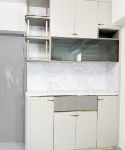 想打造一個輕奢風的C字櫃,有很多方法,例如配上金屬拉手及裝飾條的細節,也可以加入少許玻璃的通透元素,同時運用石紋的大方感,將原本平凡不過的C字櫃,變成獨一無二的輕奢風傢俬,令所有拜訪你家的親友人人都讚好。