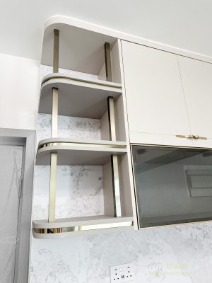 The hanging cabinet near the door is made of a hanging pot shelf design, which also uses a stainless steel frame drawn with dumb gold to match the light luxury style of the whole C-cabinet. Open storage options to reduce the pressure of entry, suitable for displaying beautiful collections or small plants.