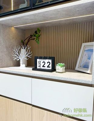 The back of the C-cabinet is upgraded to make small grille slivers, which become the best background for decorations.