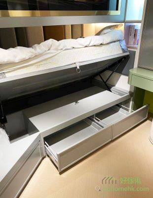 Under the bed made an oil press bed, you can directly pull up the bed board, the outside of the cabinet bucket convenient storage.