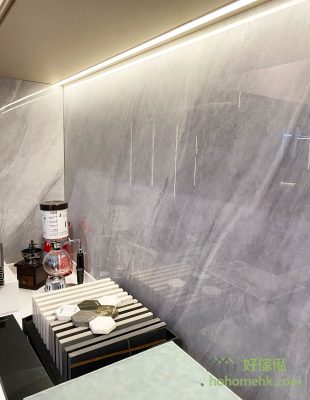 In the past, many people will install a stainless steel backplane on the kitchen cabinet wall to facilitate care and cleaning, and now it is popular to install a rock board backplane, which is also heat resistant and easy to take care of, and there are different stone textures to choose from to enhance the style of the kitchen.