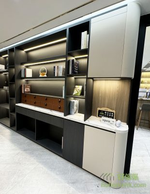 The custom furniture display in the North Point Store is not only in the store, in fact, the C-cabinet and shoe cabinet out of the door are the display of custom furniture.