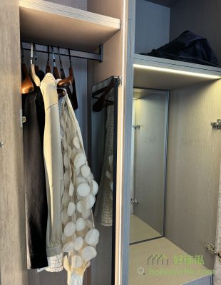 In addition to hanging clothes, the wardrobe can also add a hidden full-length mirror.