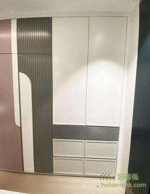 The wardrobe door can be made of different concave and convex and color matching modeling, so that the wardrobe becomes different.