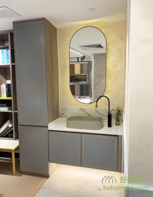 The bathroom cabinets in the North Point Store use an elegant grey panel with a gold border to add a sense of sophistication. The oval mirror design is simple and harmonious with the overall style. Light gray basin basin design, simple lines, perfect integration with the cabinet.