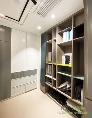 The combination of the bookcase and the wardrobe, the wardrobe is a cabinet door, and the bookcase retains most of the position to make an open bookcase, which is convenient for displaying books.