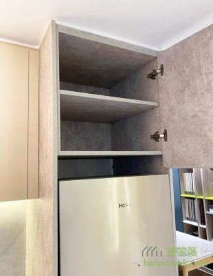 The refrigerator is stored in the kitchen cabinet has two advantages, one is the shape and design of the kitchen cabinet can be more unified, and the other is that the top of the refrigerator can be done as a hanging cabinet, increasing the amount of storage, and things can be placed more neatly.