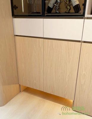 The hanging position below the shoe cabinet is convenient for putting slippers, and the light infiltration effect is added, and the whole C-cabinet has become a lot lighter.