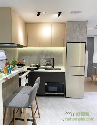 In the North Point showroom, there are kitchen cabinets on display. The light color on the top and dark color on the bottom can reduce the pressure of the hanging cabinets and make the space more spacious.