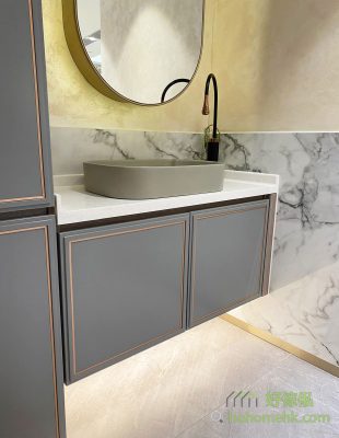 The cabinet door of the sink cabinet is made of European floral wire type plastic door panel, dark gray with rose gold decorative thread, adding a low-key luxury to the bathroom.