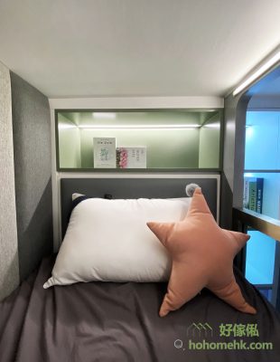 The upper and lower grid beds have bedside tables, exhausting all space, everyone has a private space to place objects, very practical design.