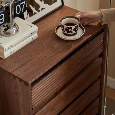 The cabinet is made of warm black walnut all solid wood, the surface of the golden light, the color of the high-grade texture, proud but not flamboyant, no skin without auxiliary materials, from the source to reject formaldehyde!