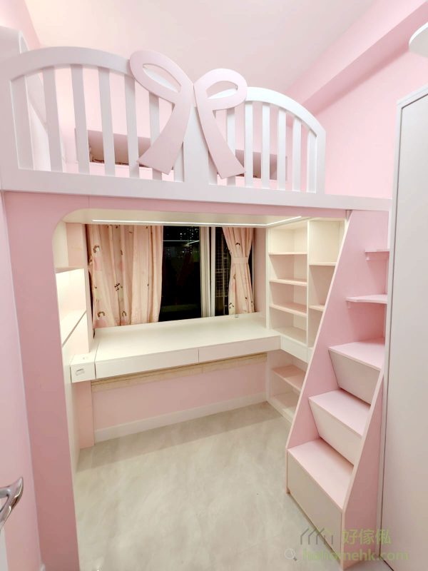 組合床的下層因被上床遮擋了燈光，所以經常都很暗，在下層加配LED燈帶，不單耐用，而且還可以營造出溫馨的氛圍。小朋友在下層書枱學習時亦不需要額外添置枱燈，可以騰出更多的書枱空間放課本作業和電腦。