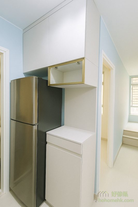 廚房門外對著大門的牆身是玄關櫃的最佳位置。這樣的設計讓玄關區域不僅實用，還成為家的第一道風景線。