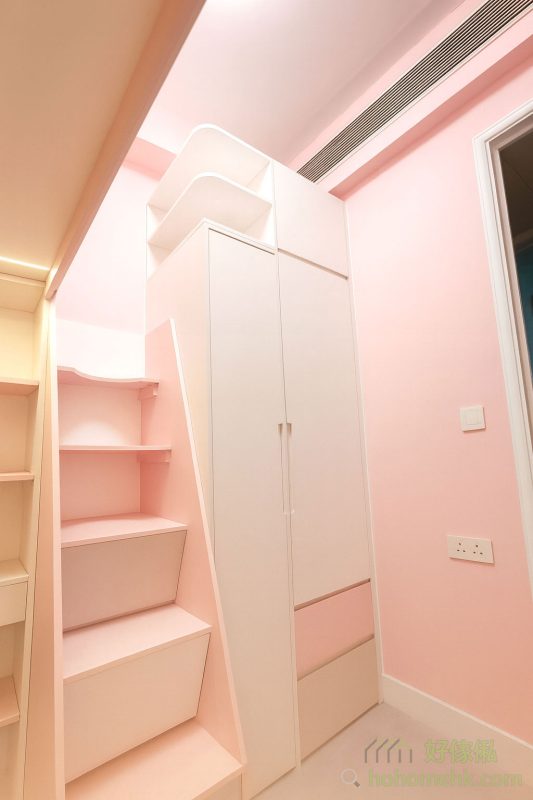 通往上床的樓梯櫃設計別具匠心，每一級踏板都具有收納功能。家長可以用來存放小朋友的衣物或玩具，既節省空間又保持整潔。同時，樓梯的設計考慮到安全性，踏板寬闊穩固，讓小朋友可以輕鬆安全地上下床。