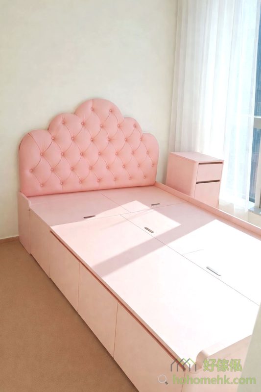粉紅床頭板以圓弧形設計，搭配精緻的鈕扣縫製手法，散發濃厚的公主氣息，成為睡房的視覺焦點。床頭板下方還融入儲物功能，實現美觀與實用的雙重需求，證明粉紅不僅屬於小女孩，也適合追求夢想的成年人。
