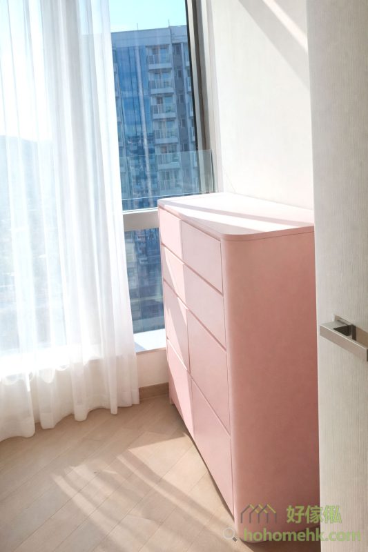 近年生態板技術進步，不再需要做焗漆也能展現柔和的粉紅色，而且可以免除了油漆的刺激性氣味，對家人健康更友善，安裝好傢俬即時入住都沒有問題。生態板的細緻表面，讓整體設計呈現淡雅的粉紅效果，輕鬆營造夢幻氛圍。