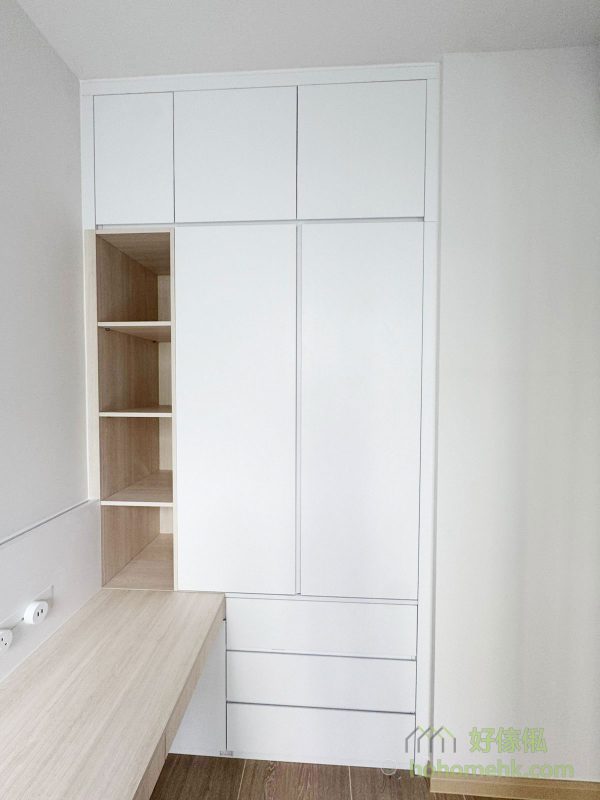 全屋以純白色為主調，讓空間看起來更加開闊、明亮，適合細單位的設計需求。櫃身、牆面及傢俬的白色表面能有效反射自然光，提升整體空間的通透感。在純白基調中加入木色元素，增添自然溫暖感；白雲石紋則提升整體質感，營造優雅且現代的氛圍。