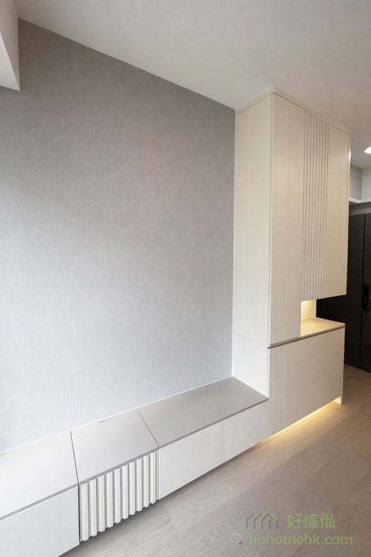 兩個廳櫃的設計以直線條為主，櫃身表面平整，沒有多餘的裝飾，令空間顯得整潔利落。這種設計不僅凸顯現代感，亦能讓視覺效果更為清爽，特別適合香港狹小的居住空間，令室內環境看起來更加寬敞。