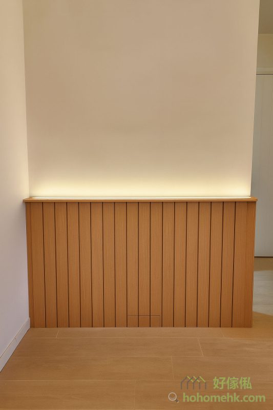 條子牆飾：採用木質條形設計做半腰的護牆板，增添空間層次感。滲光效果：隱藏燈光設計不僅提升家居氣氛，還能柔化整體空間。