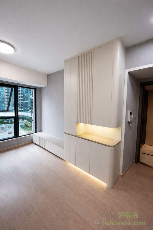 今次案例近大門的C字櫃，櫃底就採用懸空設計，並加入燈帶，為空間增添輕盈感的同時，亦提升了夜間的美感與功能性。此外，部份櫃門融入凹凸條子設計及內嵌圓角造型，既能作為視覺上的點綴，亦可充當隱形拉手，實用與美觀兼備。