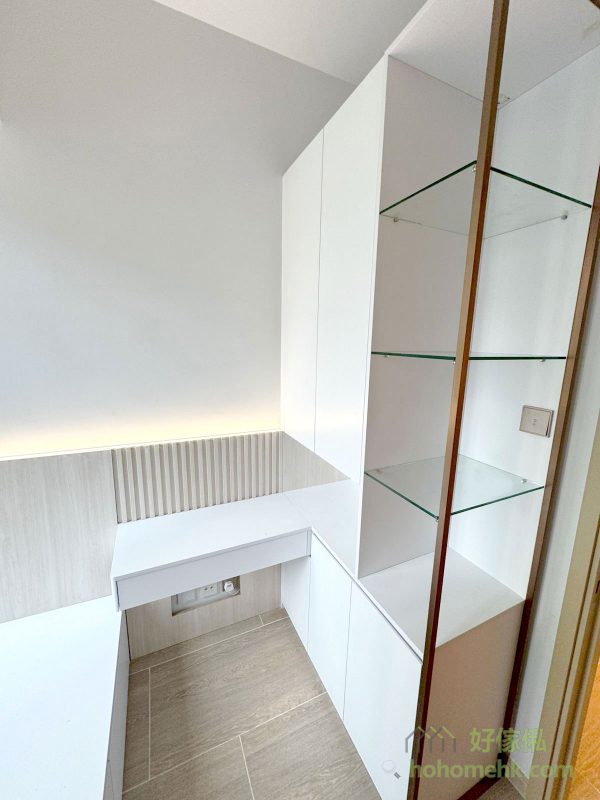 睡房內的懸浮式梳妝枱設計，讓地面保持通透，避免壓迫感。同時，梳妝枱下方空間可輕鬆收納梳妝凳，保持整潔有序。這種設計不但美觀，更方便日常使用，滿足現代細單位的需求。