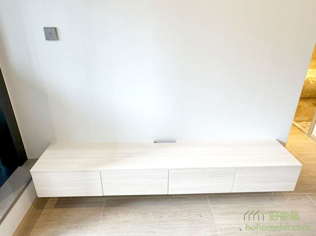 電視櫃同樣採用了懸浮式設計，可以讓客廳擁有更大的空間感。