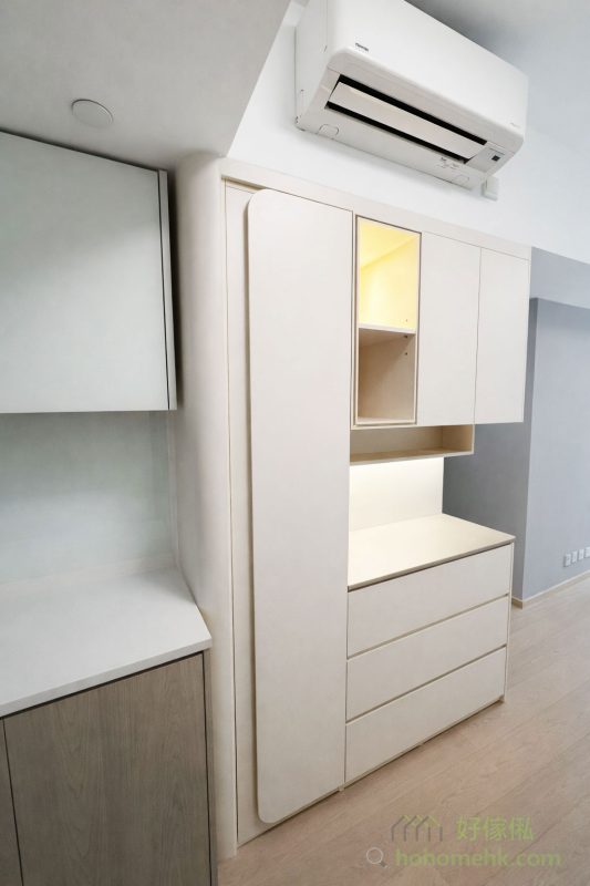 今次案例近大門的C字櫃，櫃底就採用懸空設計，並加入燈帶，為空間增添輕盈感的同時，亦提升了夜間的美感與功能性。此外，部份櫃門融入凹凸條子設計及內嵌圓角造型，既能作為視覺上的點綴，亦可充當隱形拉手，實用與美觀兼備。