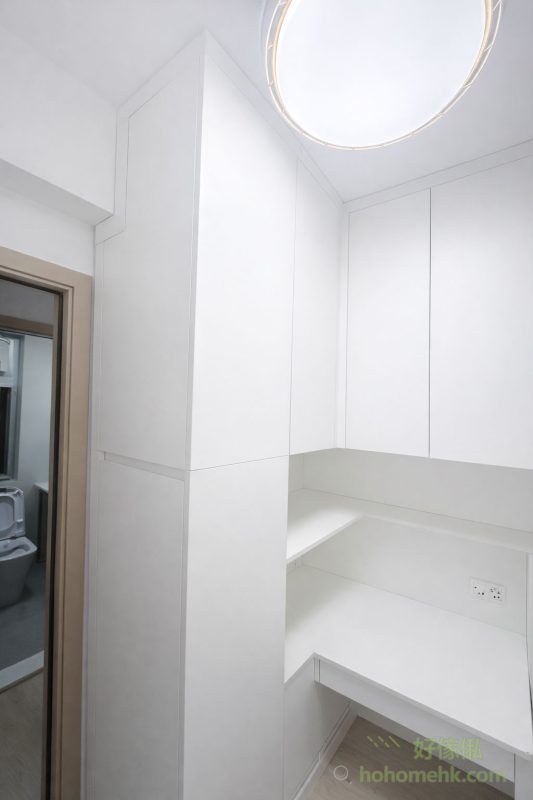 兒童房內的物品往往又多又雜亂，為此我們設計了多功能收納系統，包括高效利用牆角的吊櫃和地櫃，為各類物品提供專屬的存放空間。這不僅能讓房間保持清爽，還能幫助孩子養成良好的收拾習慣。