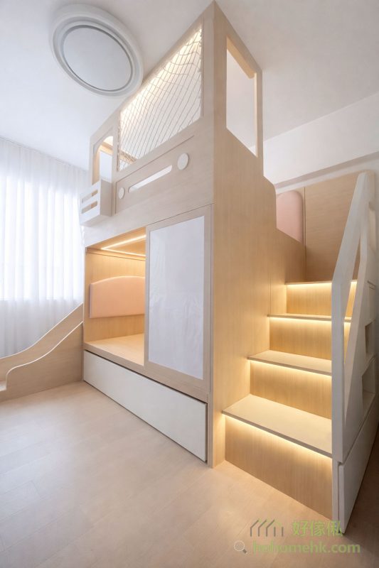 為了提升舒適性，閣樓床的牆身特別選用了淺粉色軟包設計。柔和的色調不僅符合孩子的審美，也能為空間增添一份溫馨感。軟包牆身更能提供額外的防撞保護，讓孩子在活動時避免受傷。