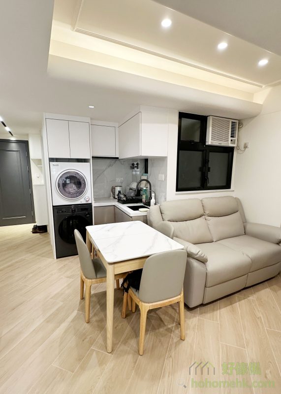 客廳的天花設計以高低層次為主，增添空間感與視覺層次，軌道燈的應用則讓日常生活更添靈活性。燈光位置可隨時調整，將來也可以更換不同的燈組，無論是聚焦於餐桌、梳化區，都能輕鬆實現。